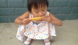 抱着小孩子吃瓜,抱着宝宝共享瓜果乐趣