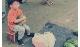 男子雨中吃瓜图片