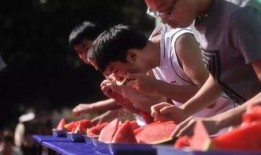 街边吃瓜群众视频,吃瓜群众围观一幕，现场画面令人咋舌