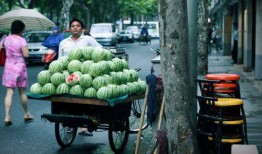 为何老人路边吃瓜,探寻老人路边吃瓜背后的温馨故事