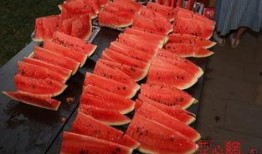 乌鲁木齐吃瓜图片