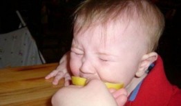 吃瓜溺水搞笑视频,搞笑视频引网友热议