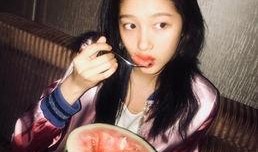 吃瓜情侣写真图片,吃瓜情侣写真，甜蜜互动尽展爱意